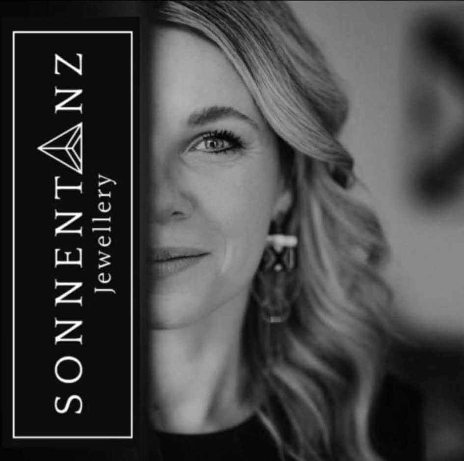 Nina trägt handgefertigte Ohrringe von Sonnentanz Jewellery