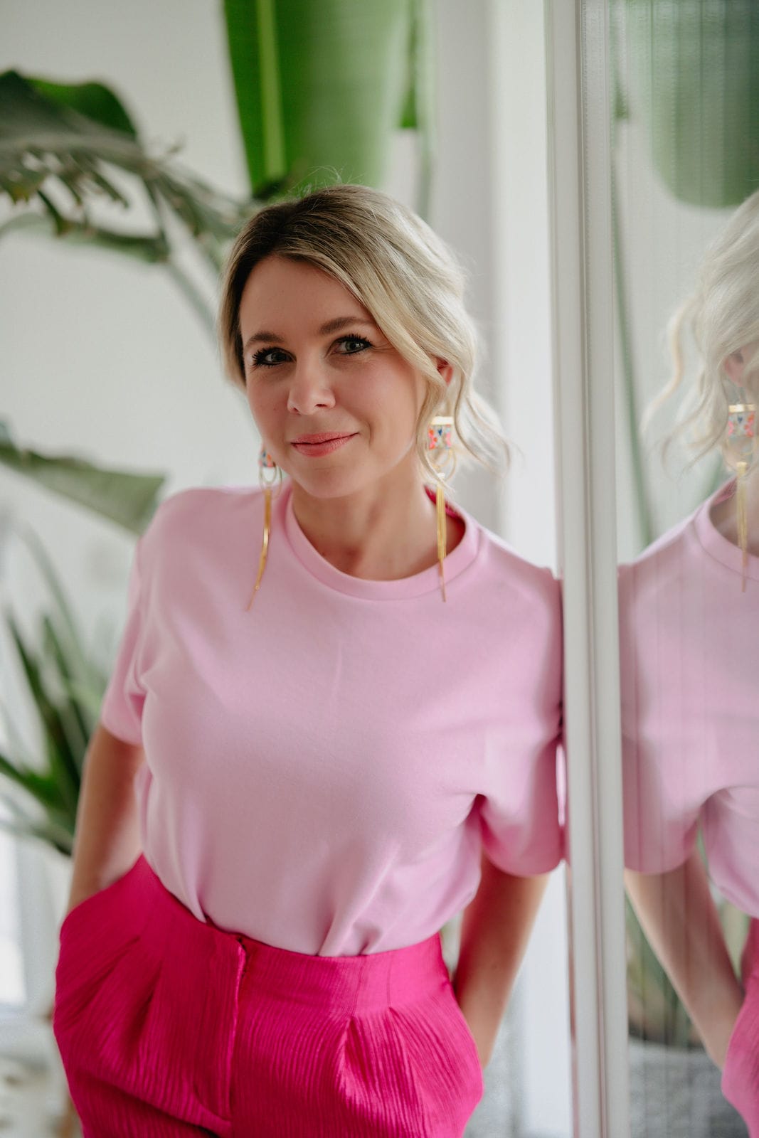 Nina bei der Arbeit im Atelier in Bad Gams – handgefertigte Ohrringe entstehen