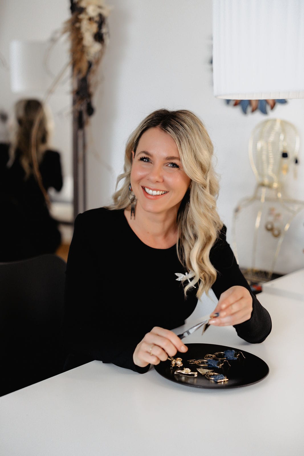 Nina in ihrem Atelier in Bad Gams – Gründerin von Sonnentanz Jewellery, handgefertigte Ohrringe aus der Steiermark